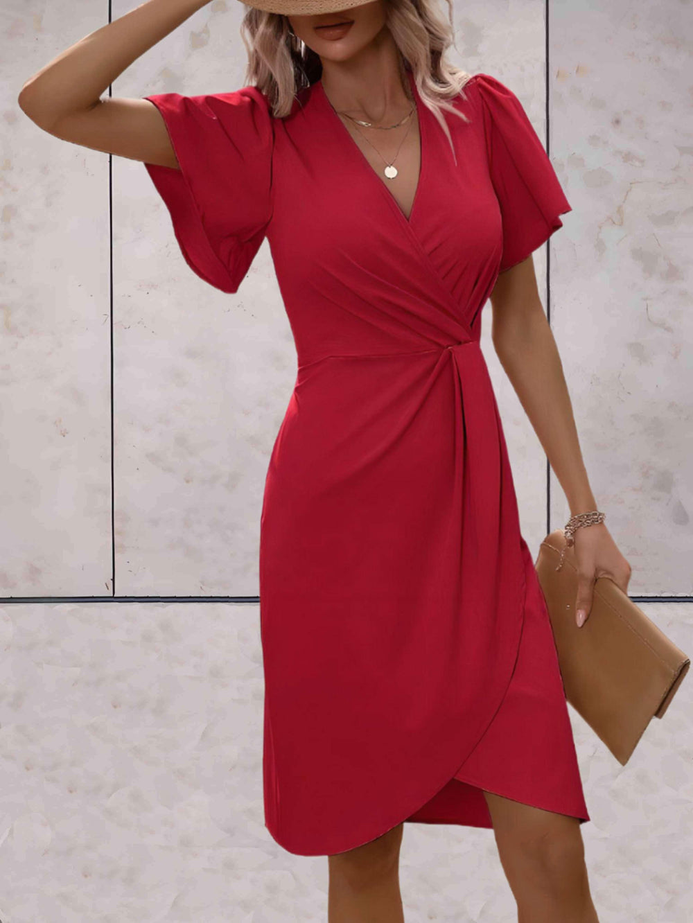 Robe portefeuille polyvalente pour femme, col en V, coupe ajustable. Idéale pour tenue de jour ou de soirée.