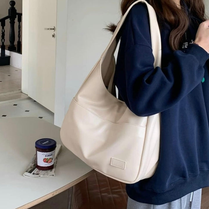 Accessoire de mode: sac bandoulière en cuir pour femme, un compagnon élégant et pratique pour la ville.