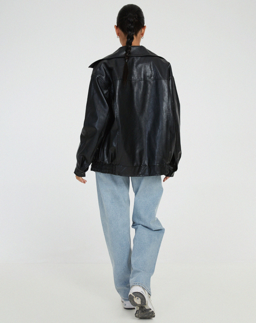 Modèle portant veste oversize chic Yara en cuir pour femme, style audacieux et confortable, mode printemps.