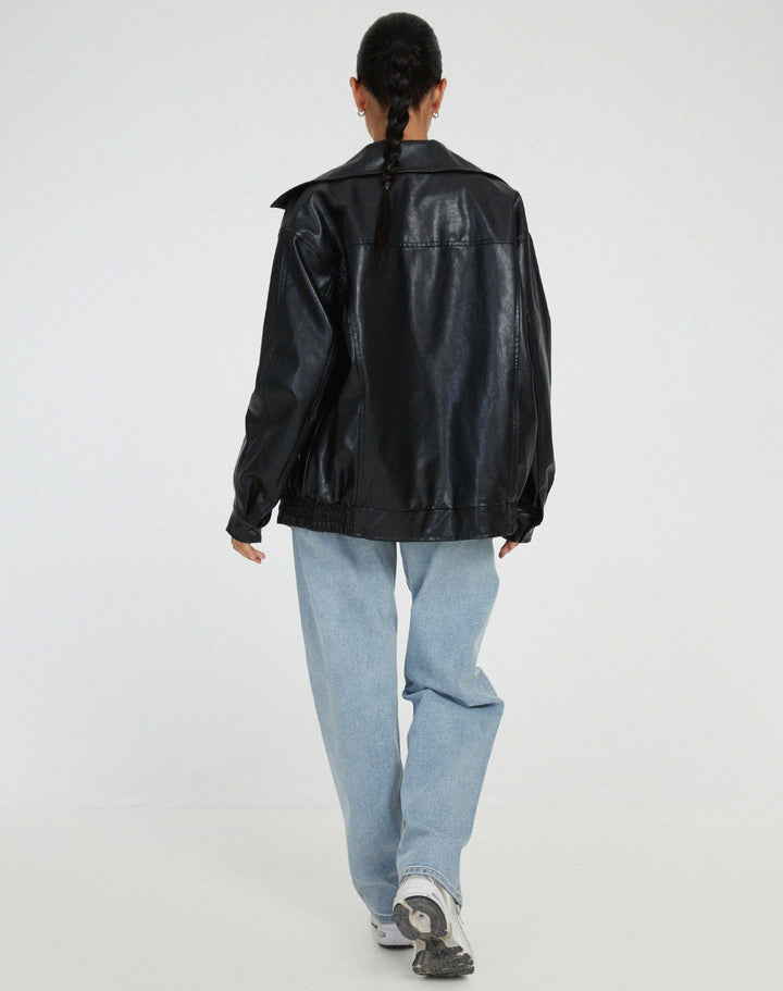 Modèle portant veste oversize chic Yara en cuir pour femme, style audacieux et confortable, mode printemps.