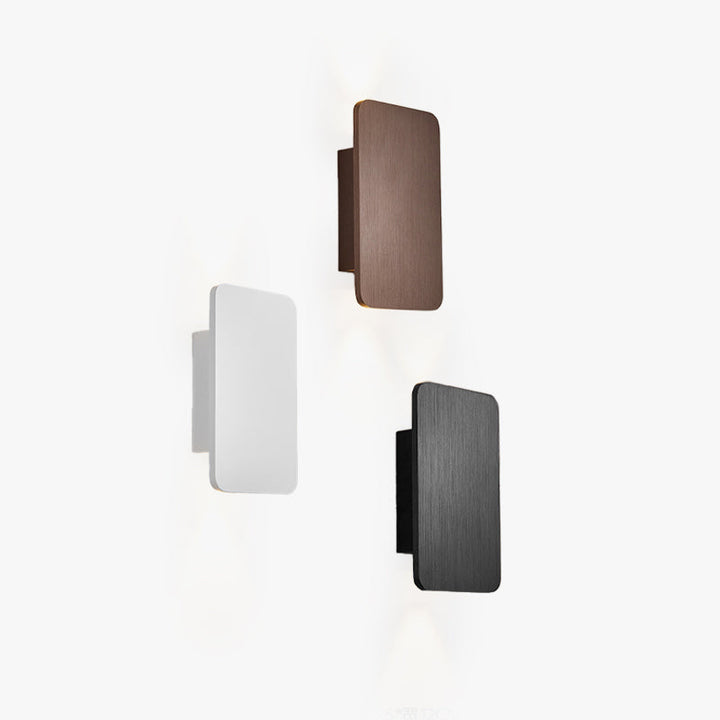 Apportez une touche contemporaine avec cette lampe murale LED rectangulaire en métal. Éclairage design.