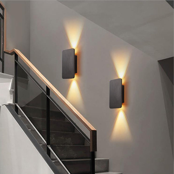 Lampe murale LED moderne pour salon/chambre, design rectangulaire en métal noir. Ajoute une touche chic.