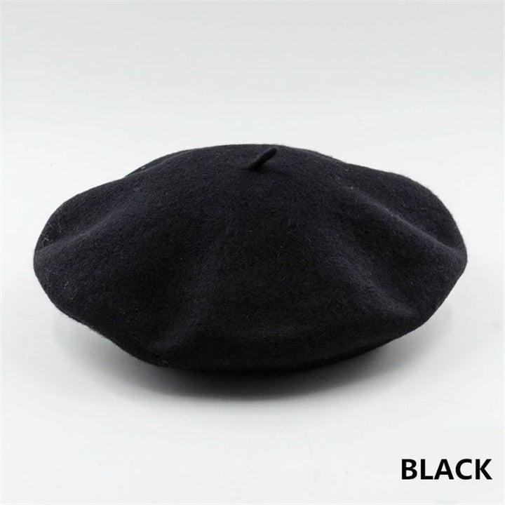 Bonnet élégant en maille pour homme et femme. Accessoire mode chic pour les journées froides d'hiver.