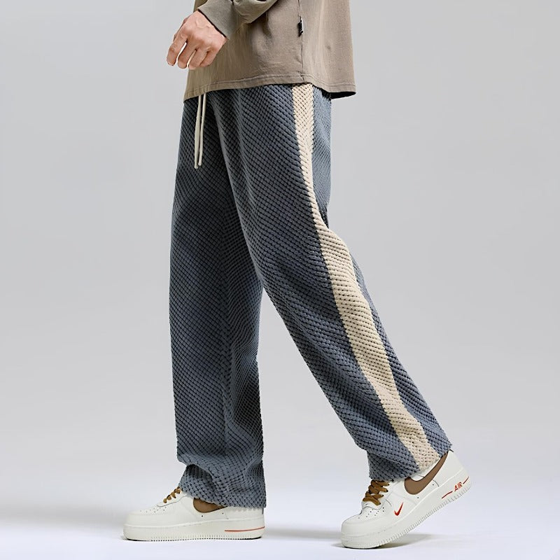 Détail du cordon de serrage sur un pantalon de jogging homme gris, alliant style et fonctionnalité.