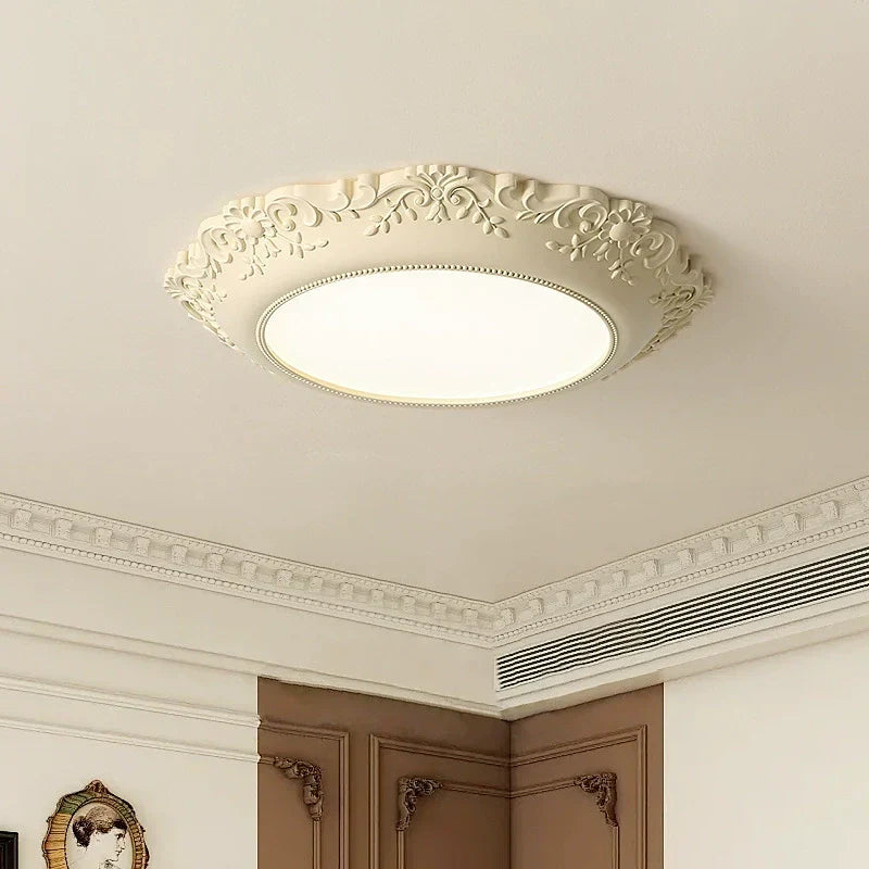 Plafonnier LED vintage en résine sculpturale, idéal pour salon ou chambre, éclairage intérieur classique.
