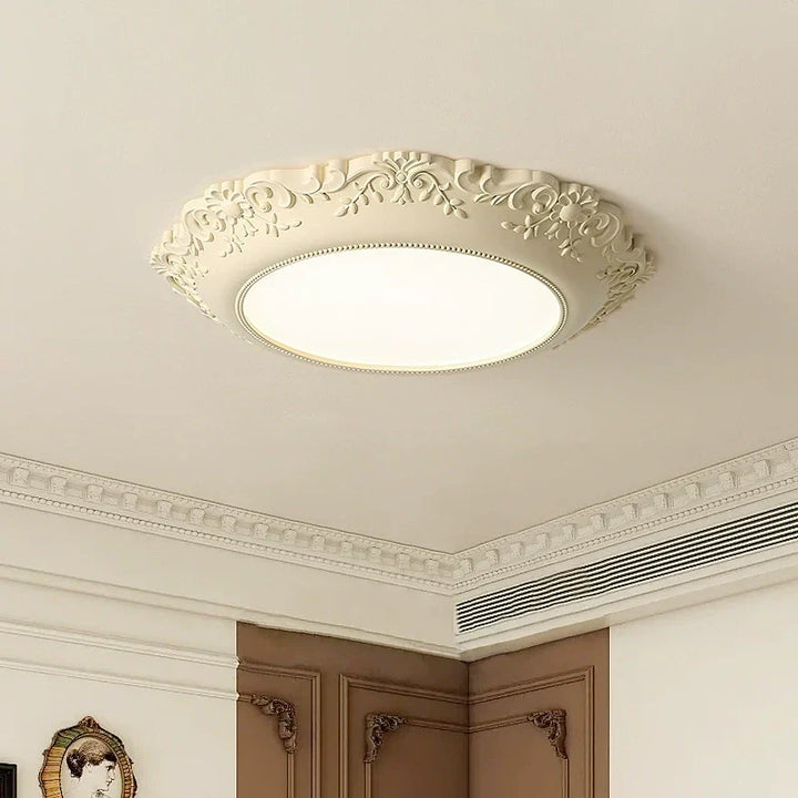Plafonnier LED vintage en résine sculpturale, idéal pour salon ou chambre, éclairage intérieur classique.