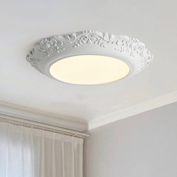 Plafonnier LED en résine, style vintage français pour salon, éclairage intérieur décoratif et classique.