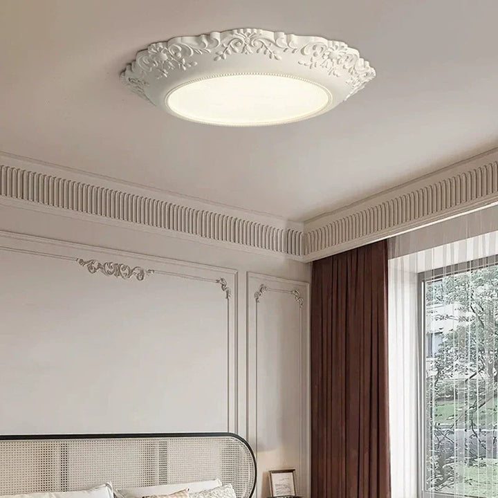 Éclairage LED plafonnier, design vintage français en résine, parfait pour une ambiance chaleureuse.