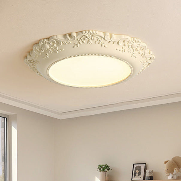 Design plafonnier LED sculpté en résine, finition vintage, idéal pour chambre ou espace classique.