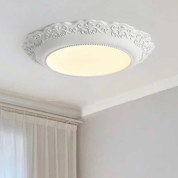 Éclairage plafonnier LED décoratif, résine vintage au design sculptural, crée une ambiance unique.