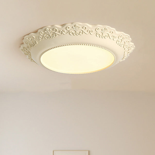 Plafonnier LED vintage résine, éclairage classique français pour intérieur, design élégant et durable.