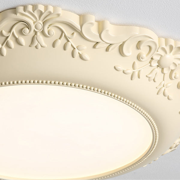 Superbe plafonnier LED, résine vintage avec motif sculptural, parfait pour éclairage d'ambiance.