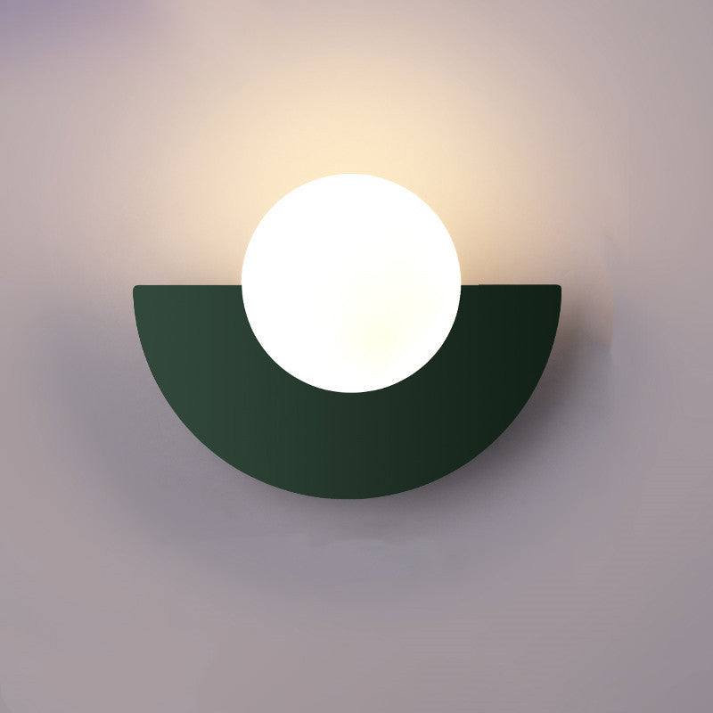 Luminaire Aurora élégant, applique murale moderne. Lumière douce pour une ambiance relaxante.