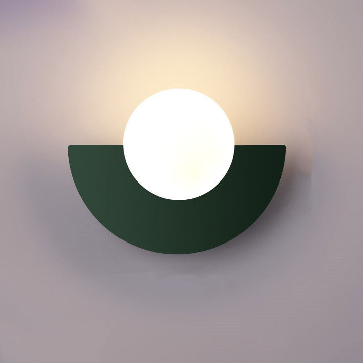 Luminaire Aurora élégant, applique murale moderne. Lumière douce pour une ambiance relaxante.