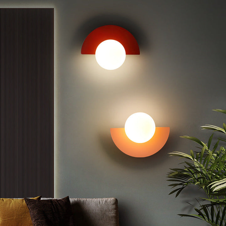 Applique design Aurora pour couloir. Éclairage moderne demi-cercle qui sublime l'intérieur.