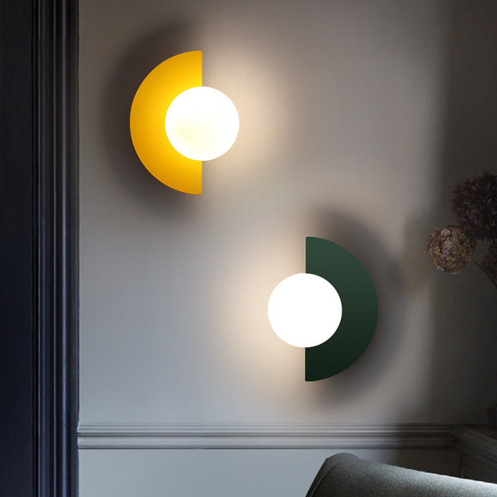 Applique murale Aurora esthétique, design moderne. Luminaire parfait pour l'intérieur.