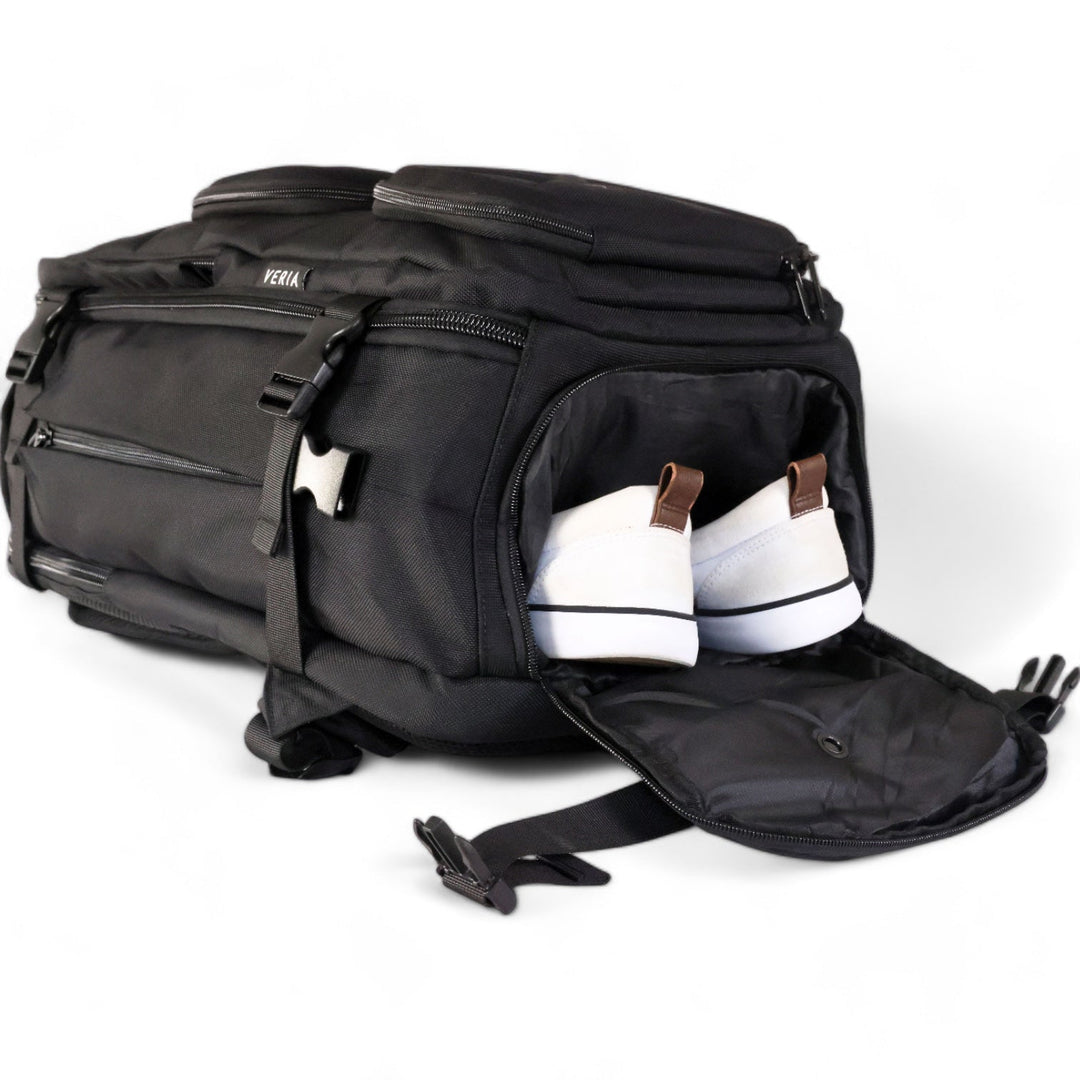 Sac à dos de voyage TravelPack posé sur le sol d'un aéroport, prêt pour l'embarquement.