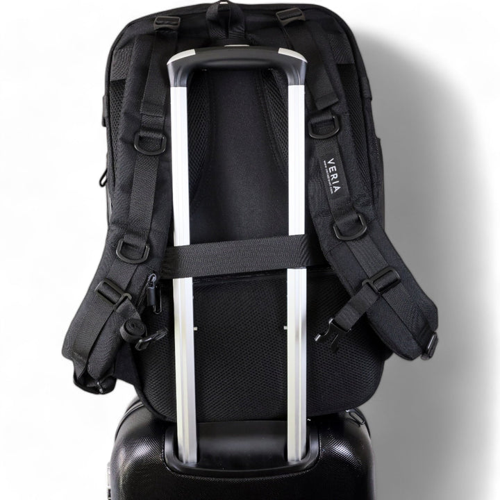 Sac à dos de voyage TravelPack sur un banc, près d'un lac, invitant à l'aventure.