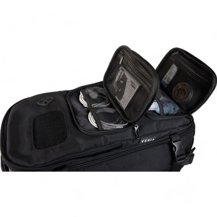 Sac à dos de voyage extensible TravelPack pour femme, design épuré, grande capacité.