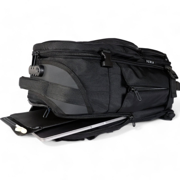 Sac à dos de voyage TravelPack avec poignée renforcée, facile à saisir et à transporter.