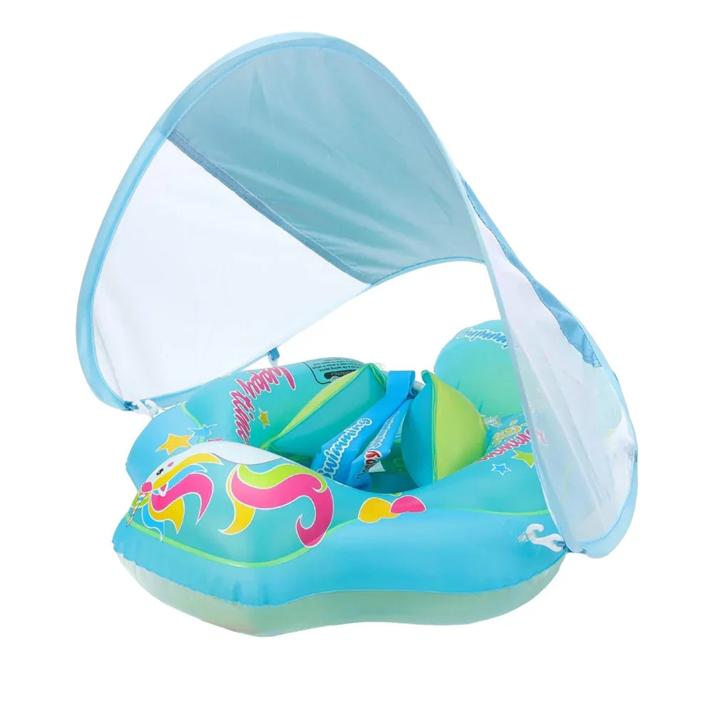 Bébé joyeux dans sa bouée gonflable avec parasol intégré pour une protection solaire optimale et un jeu d'eau confortable.