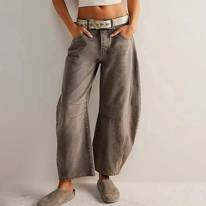 Jean femme confortable et chic, taille haute, coupe baril, avec des coutures décoratives. Look actuel.