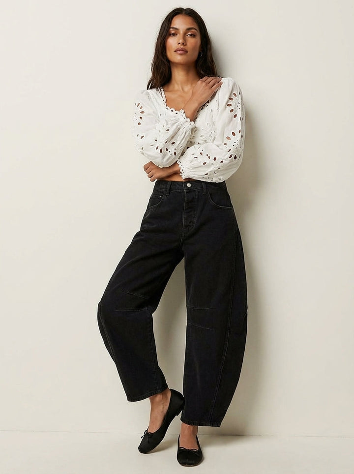Jean femme taille haute coupe baril avec détails couture. Un pantalon moderne et décontracté.