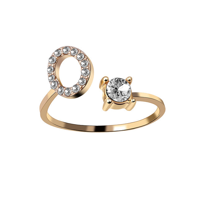 Cadeau personnalisé femme, bague initiale réglable élégante.