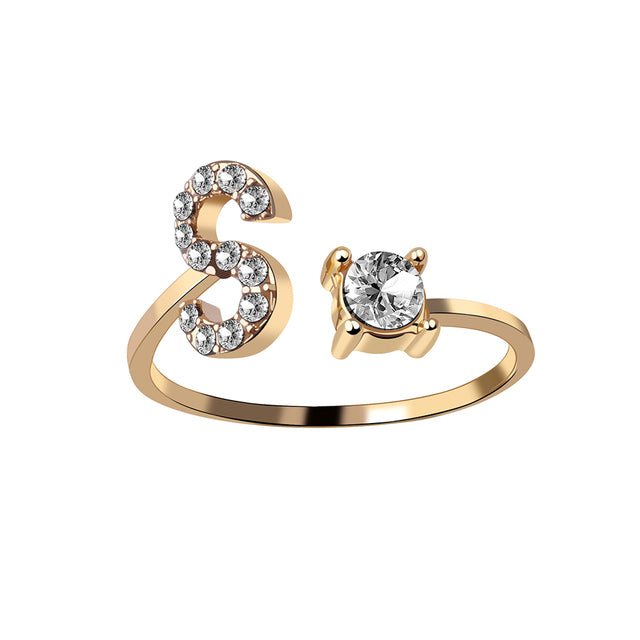 Accessoire mode femme, bague initiale ajustable, design élégant.