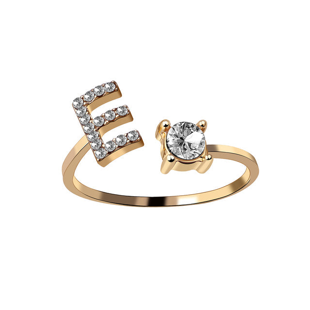 Élégante bague personnalisée avec initiale en argent pour femme.