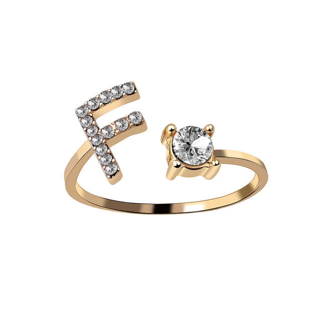 Bague alphabet réglable zircon, accessoire mode féminin unique.