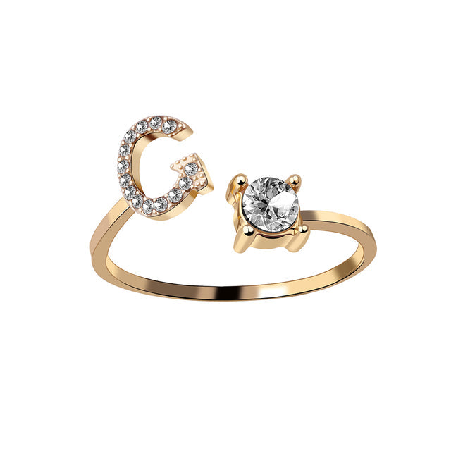 Bague femme chic, initiale gravée, design réglable en argent.