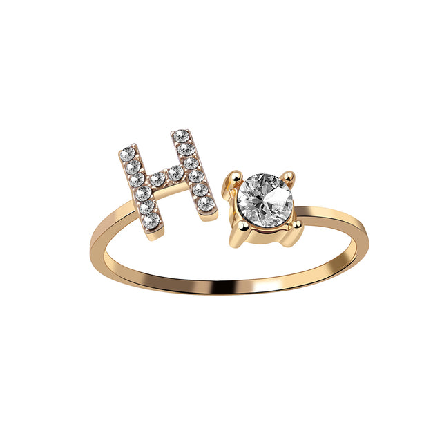 Bijou élégant, bague initiale en or ajustable pour toute femme.