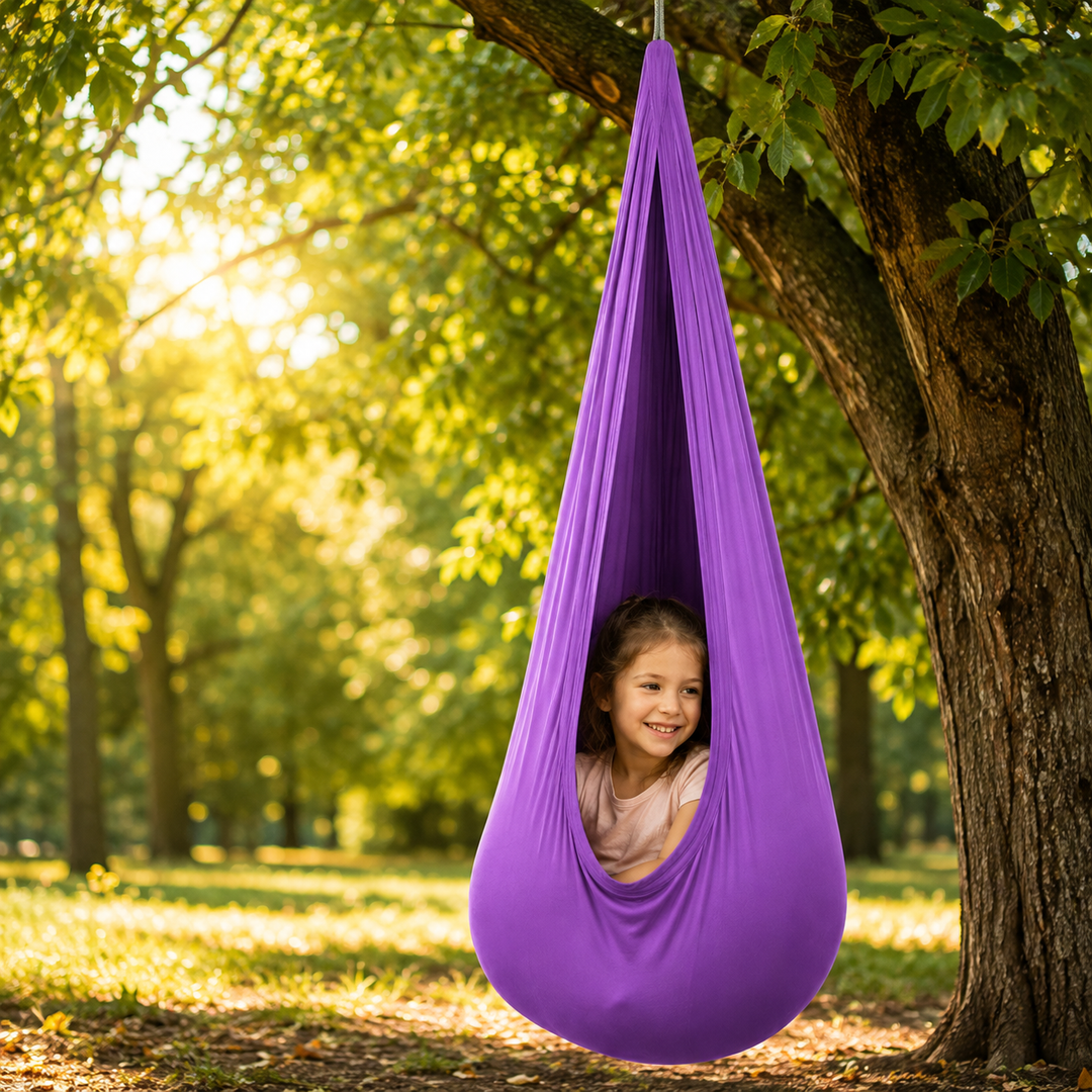Hamac cocon bleu pour enfant, crée un espace sécurisant et confortable pour le jeu et le repos.
