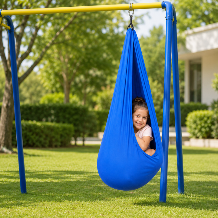 Balançoire suspendue lilas pour enfant, ajout de couleur et de confort à tout espace de jeu.