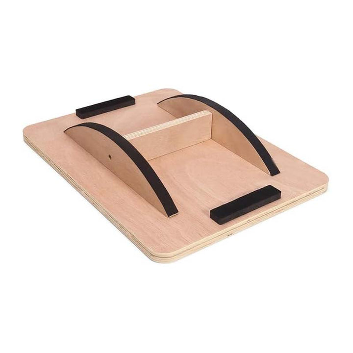 Exercice sur planche d'équilibre en bois pour développer la stabilité, la force et la proprioception efficace.