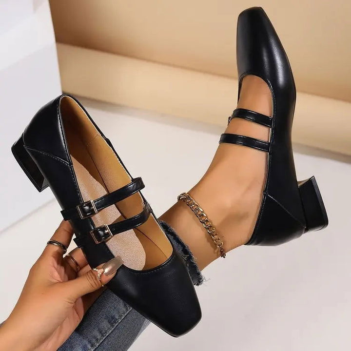 Détail des ballerines femme élégantes à double bride, soulignant leur confort et leur design chic.