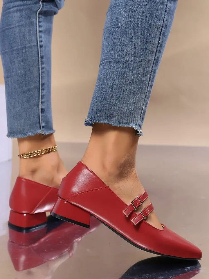 Ballerines femme confortables noires à double bride, un essentiel chic pour la mode féminine au printemps.