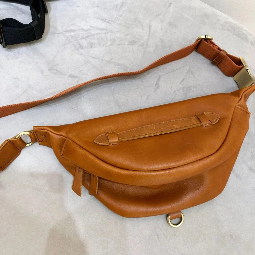 Pochette banane femme en cuir, pratique et polyvalente. Idéale pour garder vos essentiels à portée de main avec style.