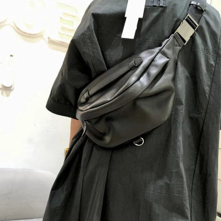 Sac banane femme en cuir véritable, ultra-pratique et élégant. Idéal pour un look moderne et organisé.