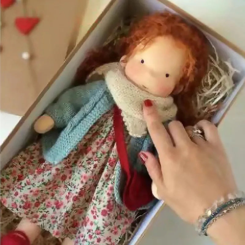 Adorable poupée kawaii faite main, jouet doux en tissu pour un enfant heureux.