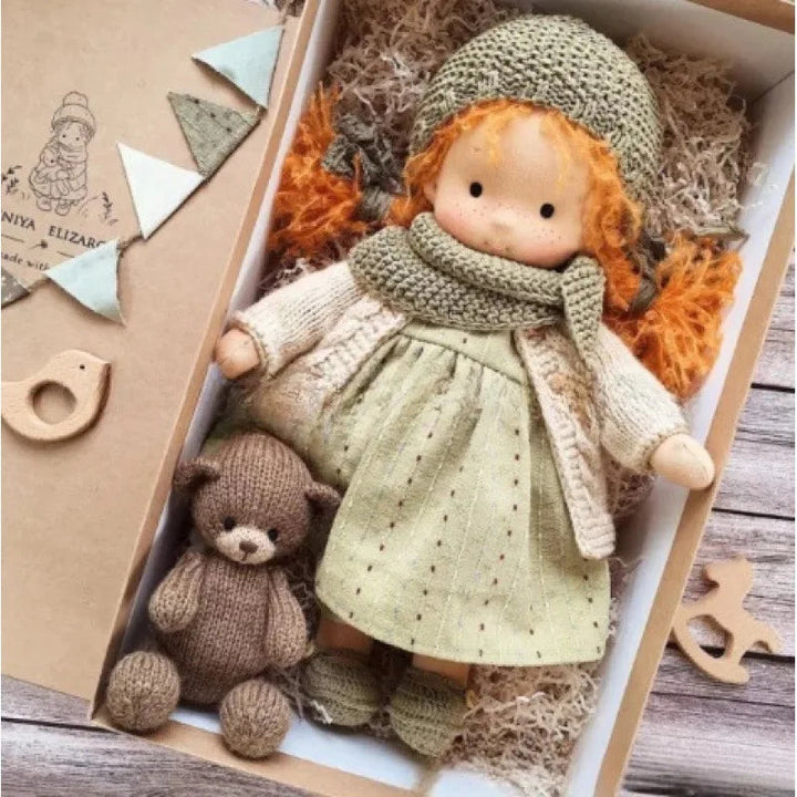 Jouet doux, poupée en tissu fait main, parfait comme cadeau d'anniversaire pour enfant.