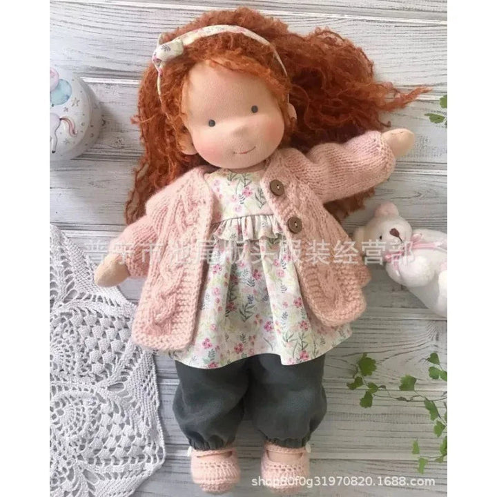 Poupée fait main style Waldorf, jouet doux en tissu pour des heures de jeu imaginatif.