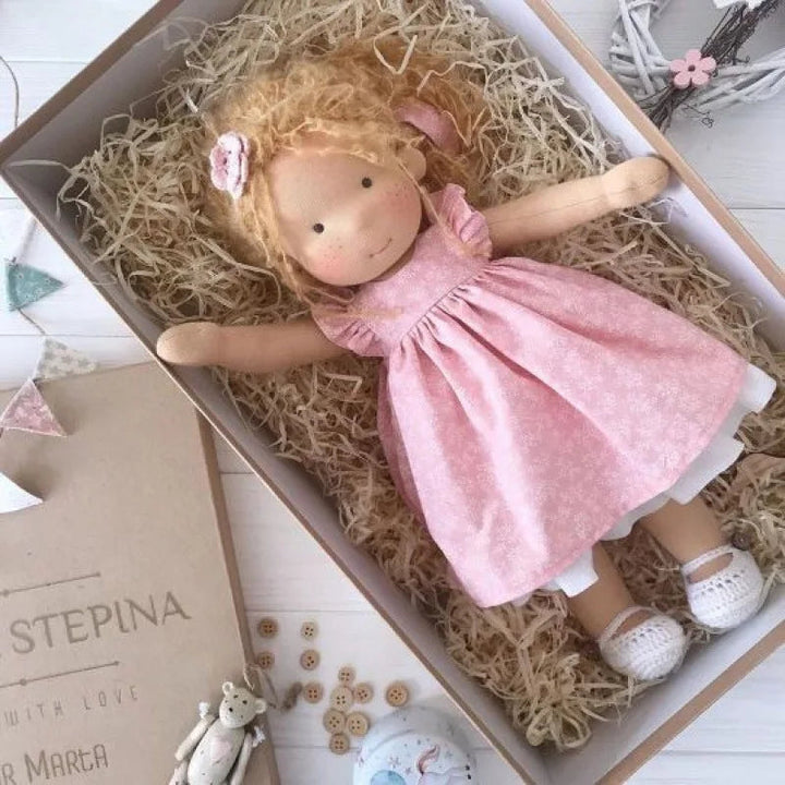 Poupée artisanale, peluche kawaii, cadeau unique pour l'éveil et l'anniversaire d'enfant.