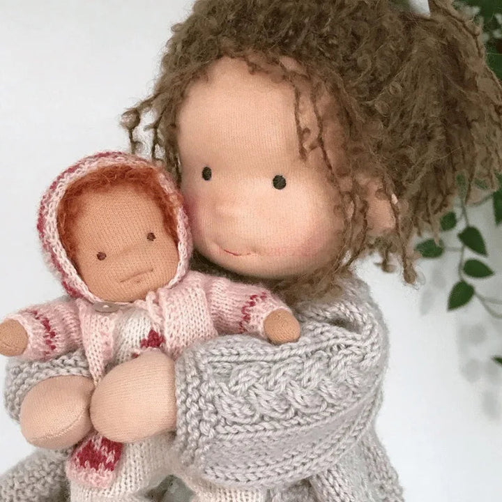 Poupée en tissu fait main, design Waldorf, jouet doux et sûr pour bébé et enfant.