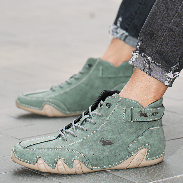 Paire de chaussures en cuir orthopédiques, élégantes et respirantes, idéales pour le confort quotidien.