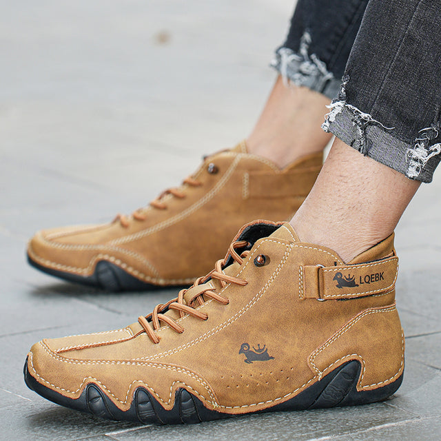 Chaussures orthopédiques unisexes en cuir, offrant confort supérieur et soutien pour la marche quotidienne.