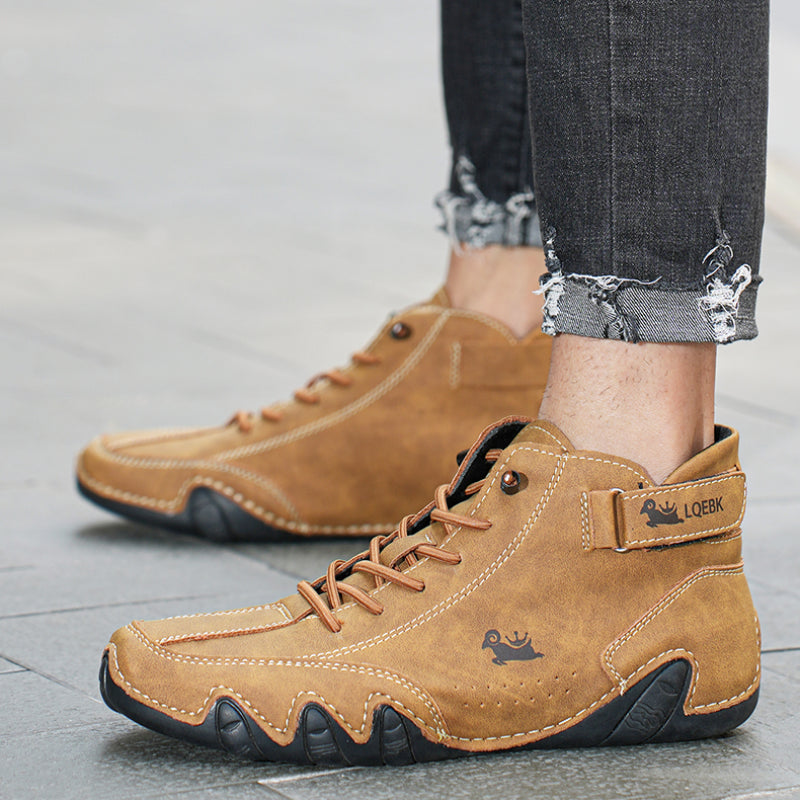 Paire de chaussures orthopédiques unisexes en cuir noir, offrant soutien durable et confort élégant.