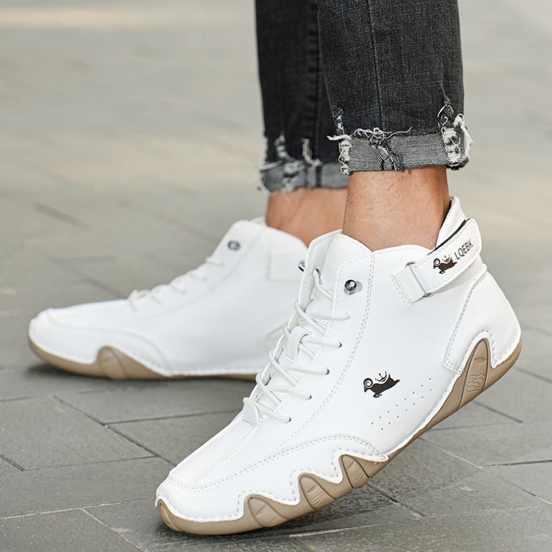 Chaussures orthopédiques en cuir marron, conçues pour le confort, le soutien et une marche durable.