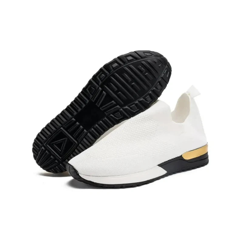 Paire de baskets femmes en maille respirante, ultra-légères et faciles à enfiler, pour un confort maximal.